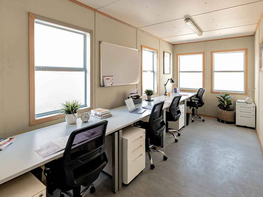 Espacios modulares de oficina con mobiliario.