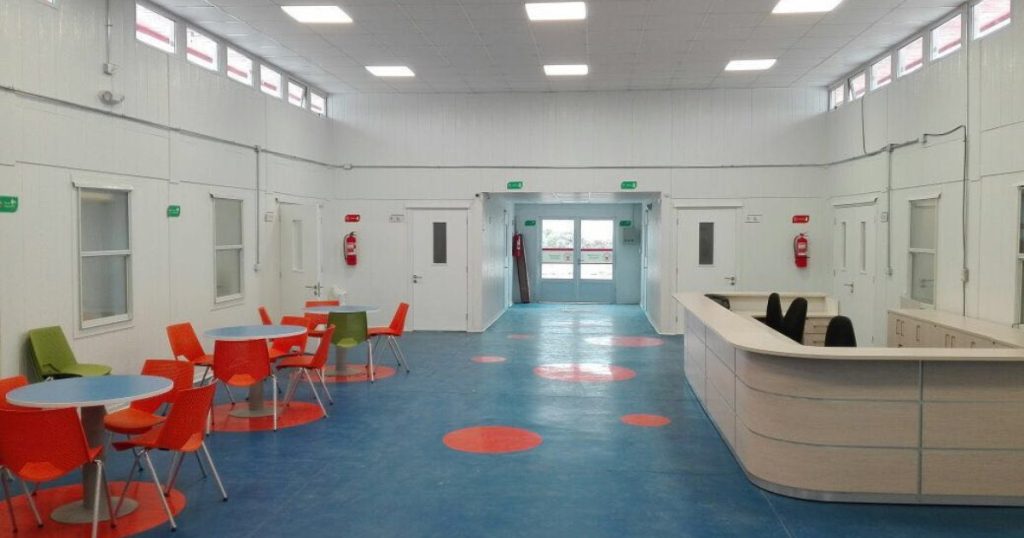 Vista del interior del centro modular construido por Tecno Fast para Teletón, con espacios adaptados para rehabilitación, atención médica y accesibilidad universal.