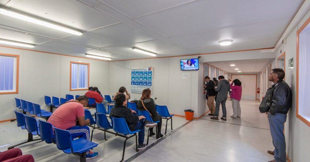 Interior del hospital modular construido por Tecno Fast en Curicó. El diseño incluye boxes médicos bien iluminados, pasillos amplios y ventilación adecuada para garantizar una atención eficiente.