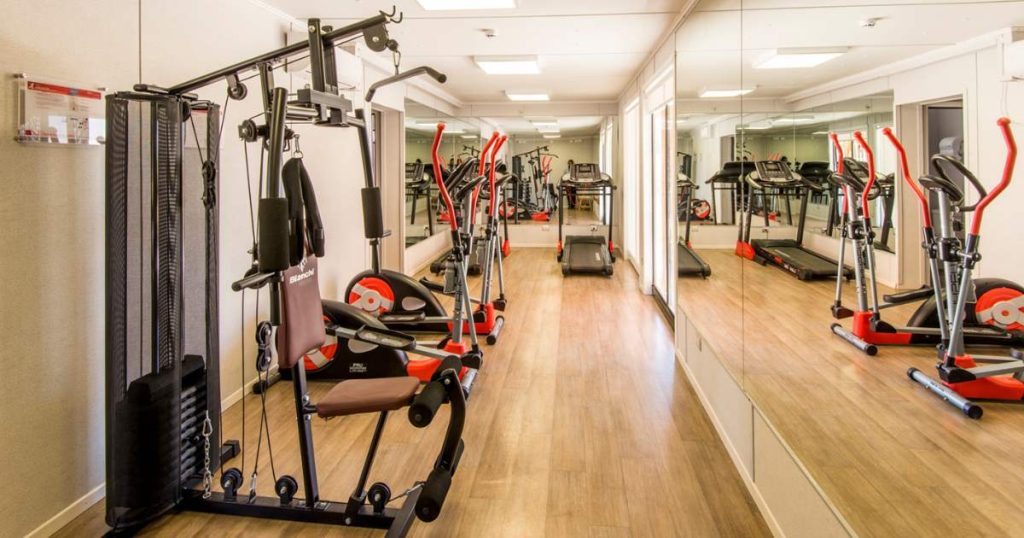 Gimnasio completamente equipado del Hotel Village Calama, pensado para el bienestar y recreación de los trabajadores mineros alojados en el recinto.